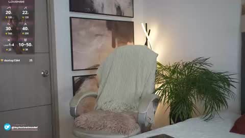 Snapshot of leyla_steel chatting on February 8, 12:14 am INSTA leylasteel model online show from February 8, 12:14 am