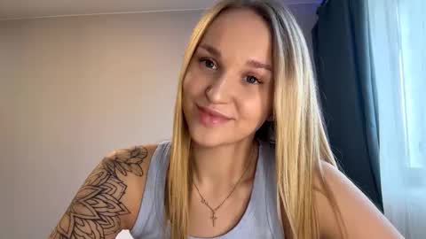 Mia online show from November 15, 11:29 am