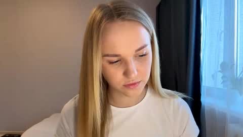 Mia online show from November 18, 11:36 am