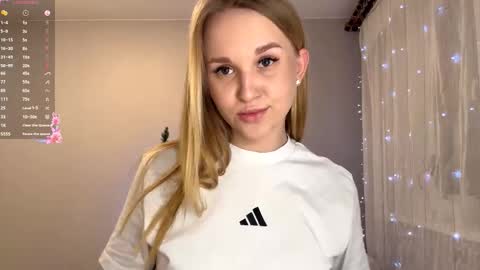 Mia online show from December 17, 5:08 pm