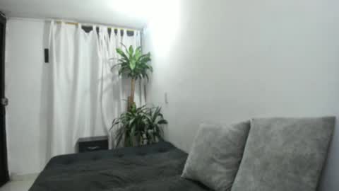 Snapshot of lia_and_felipe chatting on October 25, 1:02 am Lia y Felipe --  online show from October 25, 1:02 am