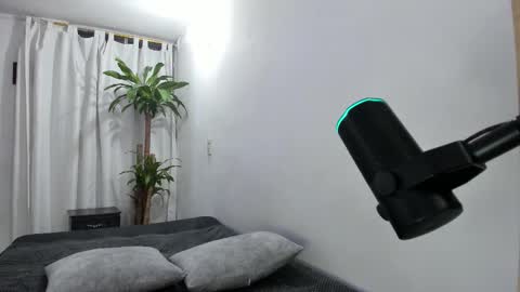 Snapshot of lia_and_felipe chatting on February 1, 1:04 am Lia y Felipe -- online show from February 1, 1:04 am