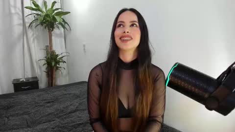 Snapshot of lia_and_felipe chatting on February 12, 11:22 pm Lia y Felipe -- online show from February 12, 11:22 pm