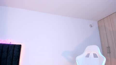 Little Queen Lia  online show from February 21, 12:05 am