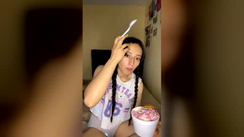 Little Queen Lia  online show from December 21, 7:32 pm