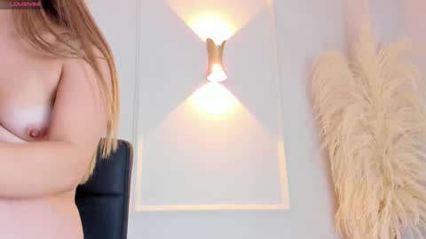 Snapshot of lia_walton__ chatting on December 17, 3:06 pm liz walton online show from December 17, 3:06 pm