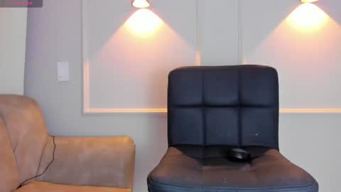 Snapshot of lia_walton__ chatting on December 19, 3:08 pm liz walton online show from December 19, 3:08 pm