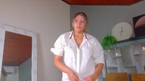 L I A   online show from July 7, 6:47 am