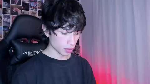 Snapshot of liamelf chatting on February 25, 5:30 am Liam online show from February 25, 5:30 am