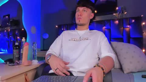 Liam Thunder online show from December 19, 7:54 pm