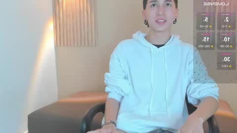 Snapshot of lian_cameron chatting on February 20, 4:42 am lian_cameron online show from February 20, 4:42 am