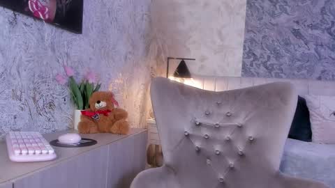 Lian online show from November 15, 7:43 pm