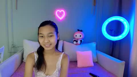 Lihn Pham online show from December 4, 3:27 am