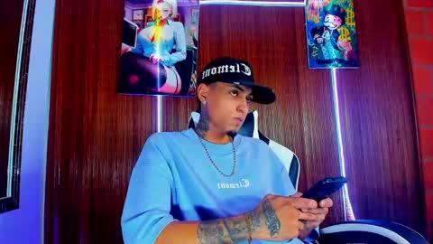 Snapshot of liiaam_lee_ chatting on February 6, 9:29 pm Daniel online show from February 6, 9:29 pm