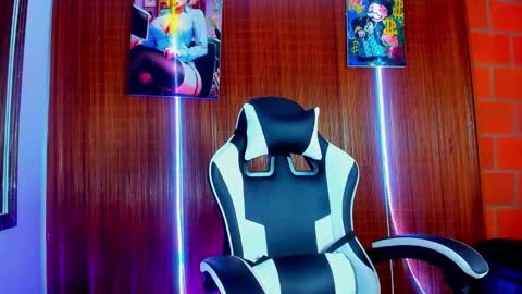 Snapshot of liiaam_lee_ chatting on February 10, 10:14 pm Daniel online show from February 10, 10:14 pm