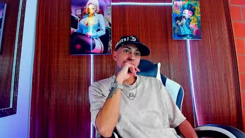 Snapshot of liiaam_lee_ chatting on February 14, 9:22 pm Daniel online show from February 14, 9:22 pm