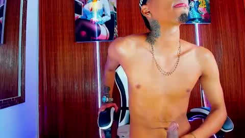 Snapshot of liiaam_lee_ chatting on February 17, 3:29 pm Daniel online show from February 17, 3:29 pm