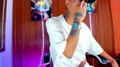 Snapshot of liiaam_lee_ chatting on February 18, 6:48 pm Daniel online show from February 18, 6:48 pm