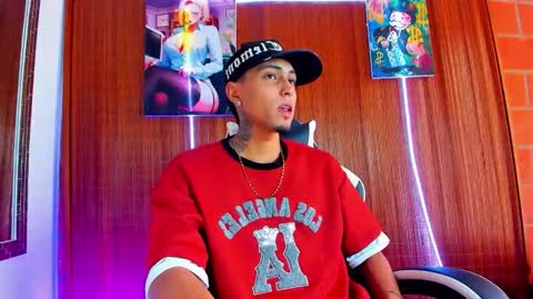 Snapshot of liiaam_lee_ chatting on February 22, 3:43 pm Daniel online show from February 22, 3:43 pm