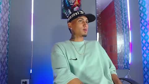 Snapshot of liiaam_lee_ chatting on April 1, 10:51 pm Daniel online show from April 1, 10:51 pm