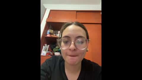 Snapshot of liilaaaa23 chatting on October 10, 10:31 pm liilaaaa23 online show from October 10, 10:31 pm