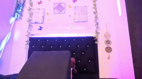 liilly_taylor1 online show from October 5, 4:05 pm