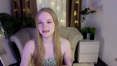 Snapshot of lil_cookie_monster chatting on April 2, 11:19 am Erica online show from April 2, 11:19 am