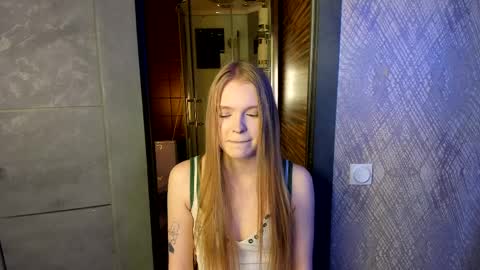 Snapshot of lil_cookie_monster chatting on April 8, 11:21 am Erica online show from April 8, 11:21 am