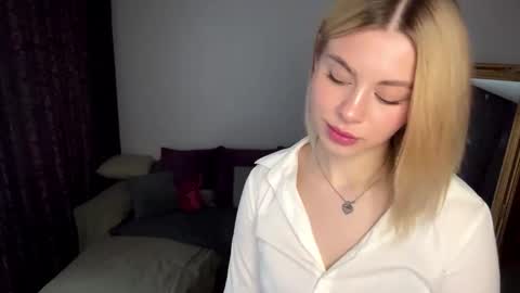 Snapshot of lil_elisa chatting on September 11, 10:48 am Elisa  online show from September 11, 10:48 am