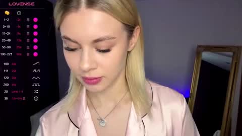 Snapshot of lil_elisa chatting on October 15, 9:42 am Elisa  online show from October 15, 9:42 am
