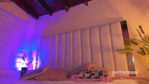 Snapshot of lil_hanna18 chatting on December 23, 11:47 am Hanna online show from December 23, 11:47 am