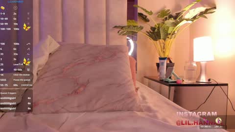 Snapshot of lil_hanna18 chatting on December 30, 3:46 pm Hanna online show from December 30, 3:46 pm