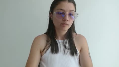 Snapshot of lilcoralinne_0 chatting on April 3, 3:32 pm Valeri Villalobos IG villa lobosvaleri online show from April 3, 3:32 pm