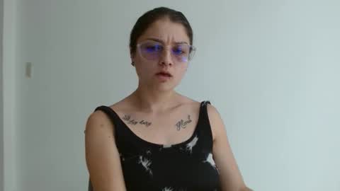 Snapshot of lilcoralinne_0 chatting on April 6, 3:24 pm Valeri Villalobos IG villa lobosvaleri online show from April 6, 3:24 pm