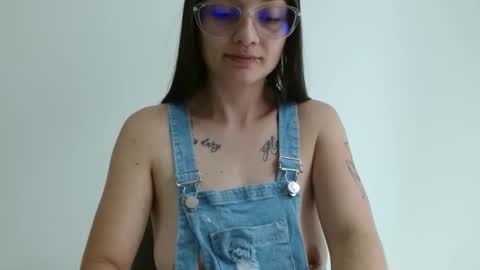 Snapshot of lilcoralinne_0 chatting on April 17, 3:37 pm Valeri Villalobos IG villa lobosvaleri online show from April 17, 3:37 pm
