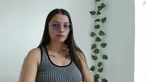 Snapshot of lilcoralinne_0 chatting on May 8, 3:39 pm Valeri Villalobos IG villa lobosvaleri online show from May 8, 3:39 pm