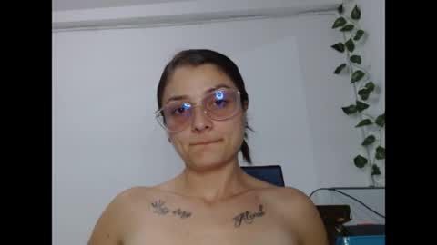 Snapshot of lilcoralinne_0 chatting on May 28, 1:36 am Valeri Villalobos IG villa lobosvaleri online show from May 28, 1:36 am
