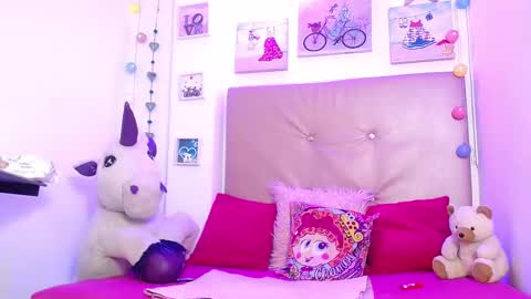 Snapshot of lili_roussi chatting on March 12, 9:12 am lili_roussi online show from March 12, 9:12 am
