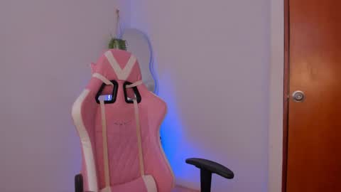 holis soy lily chang no olvides el pulgar arriba es muy importante para mi 3 independent model online show from January 28, 8:36 pm