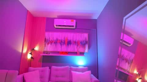 holis soy lily chang no olvides el pulgar arriba es muy importante para mi 3 independent model online show from January 12, 7:41 pm