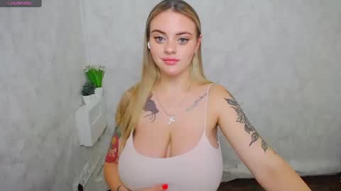 Snapshot of liliaterenzi_ chatting on July 4, 10:10 am Lilia online show from July 4, 10:10 am
