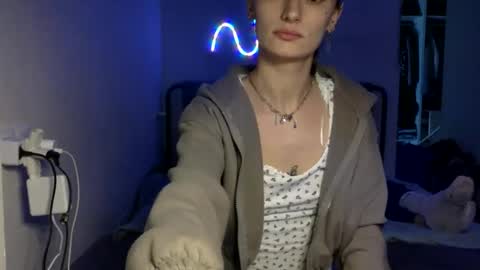 Snapshot of lilie303 chatting on February 18, 12:39 am Millie online show from February 18, 12:39 am