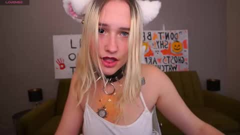 Snapshot of lilielfie chatting on October 31, 11:28 pm lilielfie online show from October 31, 11:28 pm