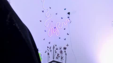 Snapshot of lilielou_ chatting on November 28, 10:56 pm Lilie online show from November 28, 10:56 pm