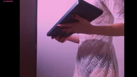 Snapshot of lilit233 chatting on February 13, 9:22 pm lilit233 online show from February 13, 9:22 pm