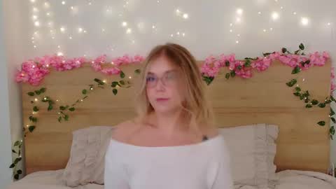 Snapshot of lilith_bonheur chatting on September 30, 12:26 am Lilith Bonheur online show from September 30, 12:26 am