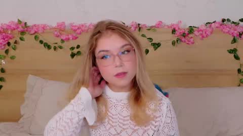 Snapshot of lilith_bonheur chatting on October 24, 10:17 pm Lilith Bonheur online show from October 24, 10:17 pm