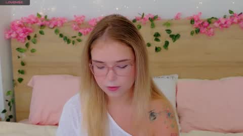 Snapshot of lilith_bonheur chatting on November 20, 2:34 am Lilith Bonheur online show from November 20, 2:34 am