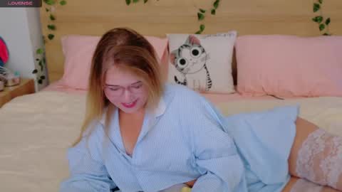 Snapshot of lilith_bonheur chatting on November 23, 5:57 pm Lilith Bonheur online show from November 23, 5:57 pm