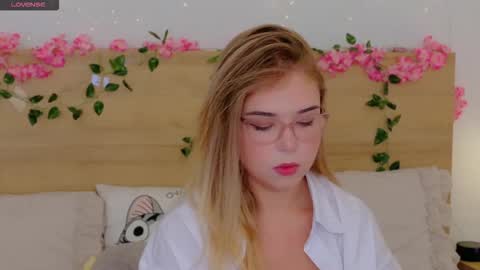 Snapshot of lilith_bonheur chatting on November 29, 10:57 pm Lilith Bonheur online show from November 29, 10:57 pm